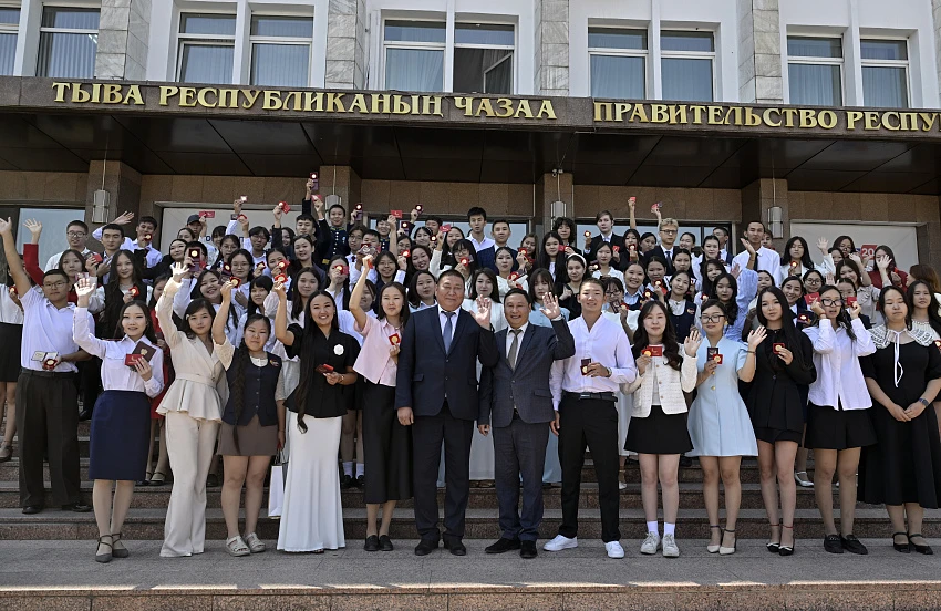 209 выпускников Тувы получили золотые и серебряные медали