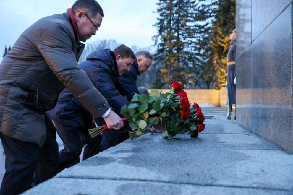 В Санкт-Петербурге установили мемориал водителям «Дороги жизни» из Горного Алтая