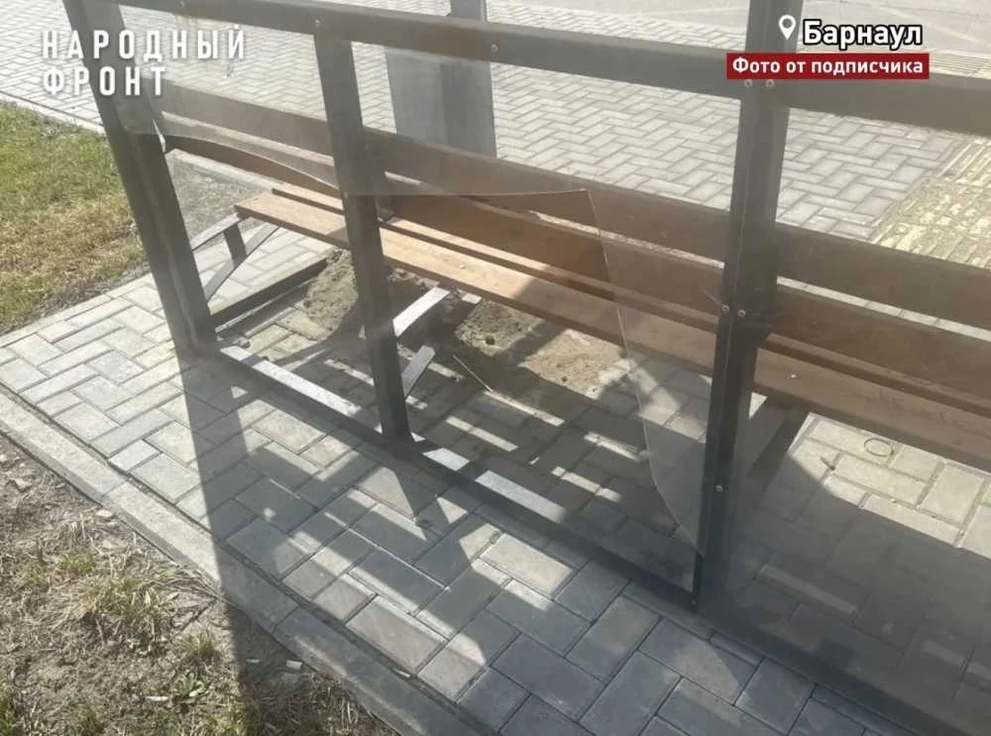 Барнаульцы жалуются на полуразрушенные остановки  