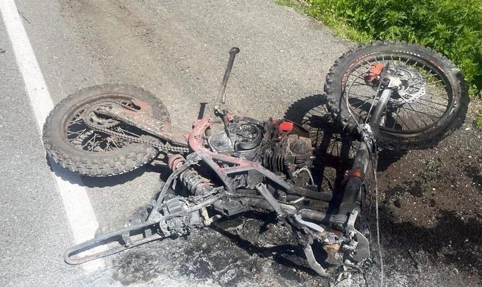 На Алтае подросток врезался на мотоцикле в «Лексус»