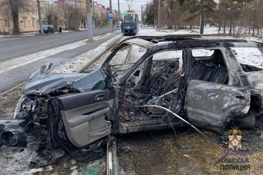 В Омске водитель разбил и самолично сжёг свою машину