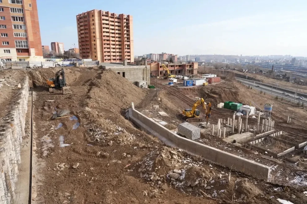 В Красноярске в мае достроят две опорных стены у дома на ул. 2-ой Огородной, 24 