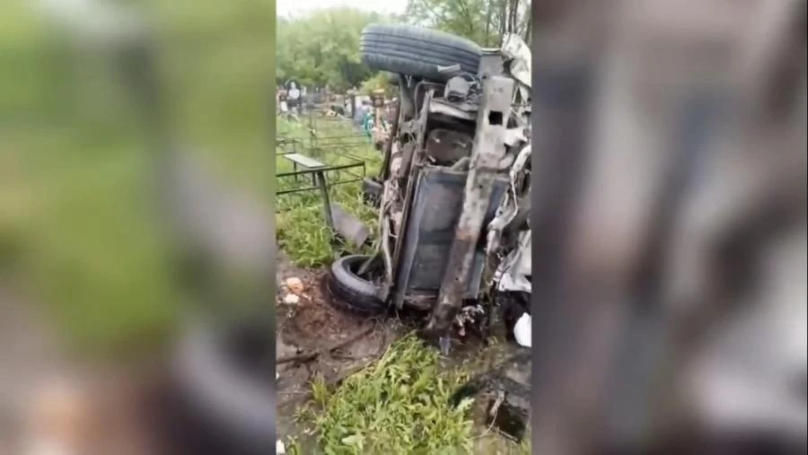 В Омской области Nissan Almera улетел с дороги на кладбище – водитель и пассажир в больнице