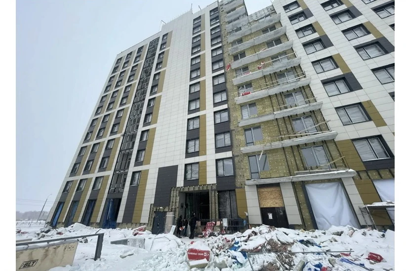 В Омске на строительстве жилой многоэтажки разбился рабочий