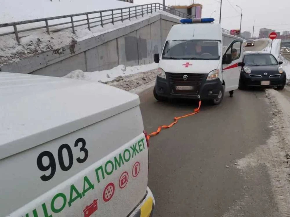 В Новосибирской области дорожники помогли десяткам водителей в сильные морозы