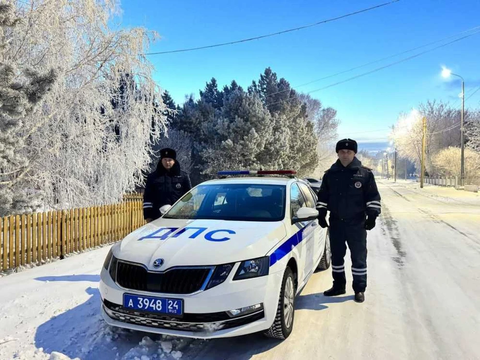 В Красноярском крае полицейские оказали помощь водителю, застрявшего в снегу