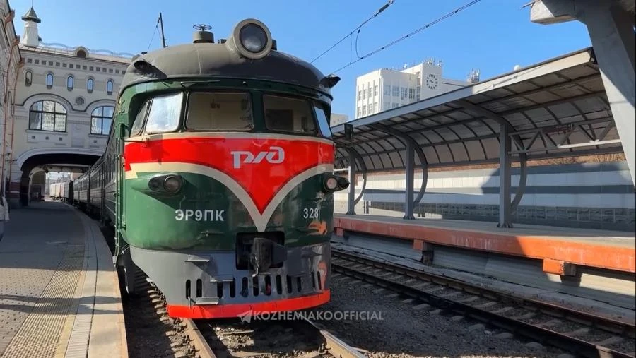 Отреставрированную в Иркутске «электричку» презентовали губернатору Приморья