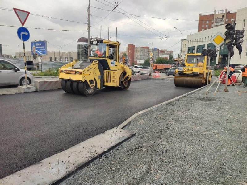 В Новосибирске на путепроводе на ул. Фрунзе укладывают асфальт