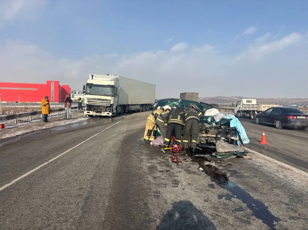Недалеко от Красноярска в ДТП с грузовиком погибла автоледи 