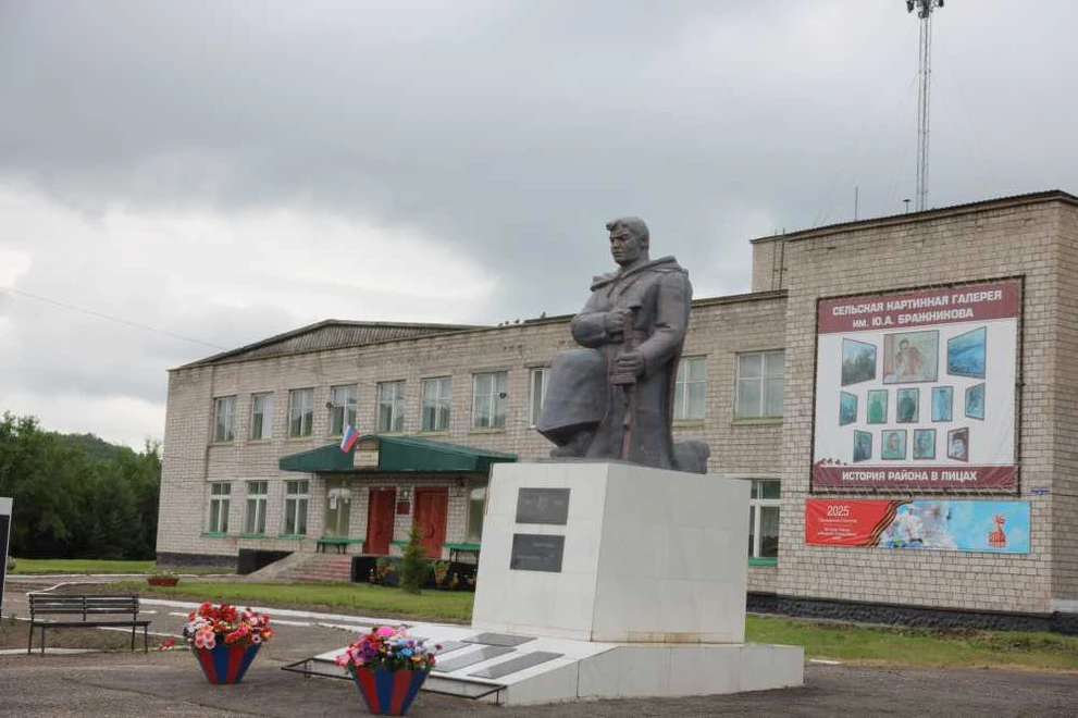 Глава Красноярского края посетил уникальную картинную галерею в селе