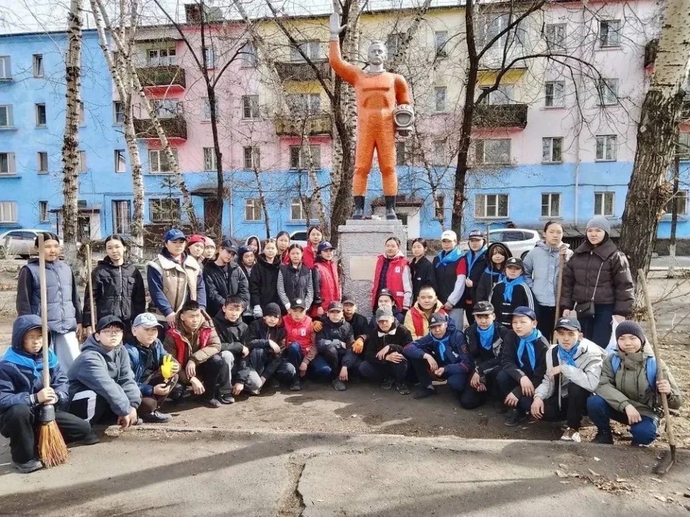 Школьники Тувы благоустроили территорию у памятника Гагарину