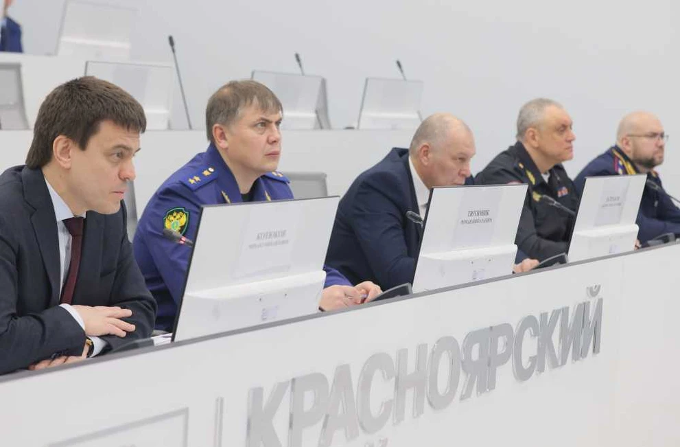 Михаил Котюков провёл оперштаб после инцидентов в школах Красноярского края
