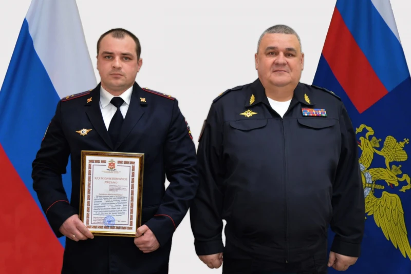 Участкового, спасшего школьника от бродячих собак, наградил министр МВД Хакасии