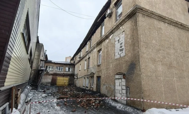 В Новосибирске проверяют обрушение крыши здания