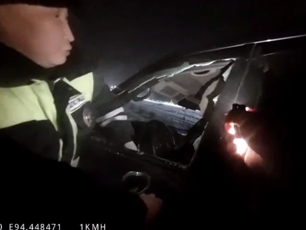 В Туве нетрезвый водитель заблокировался в автомобиле и не хотел выходить