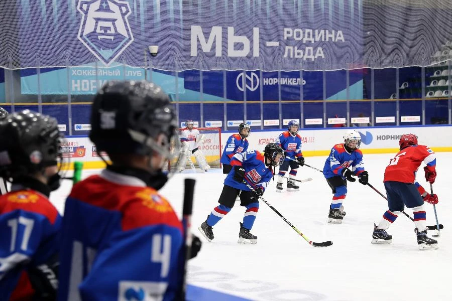 «Красная Машина» снова приедет к норильским юным хоккеистам