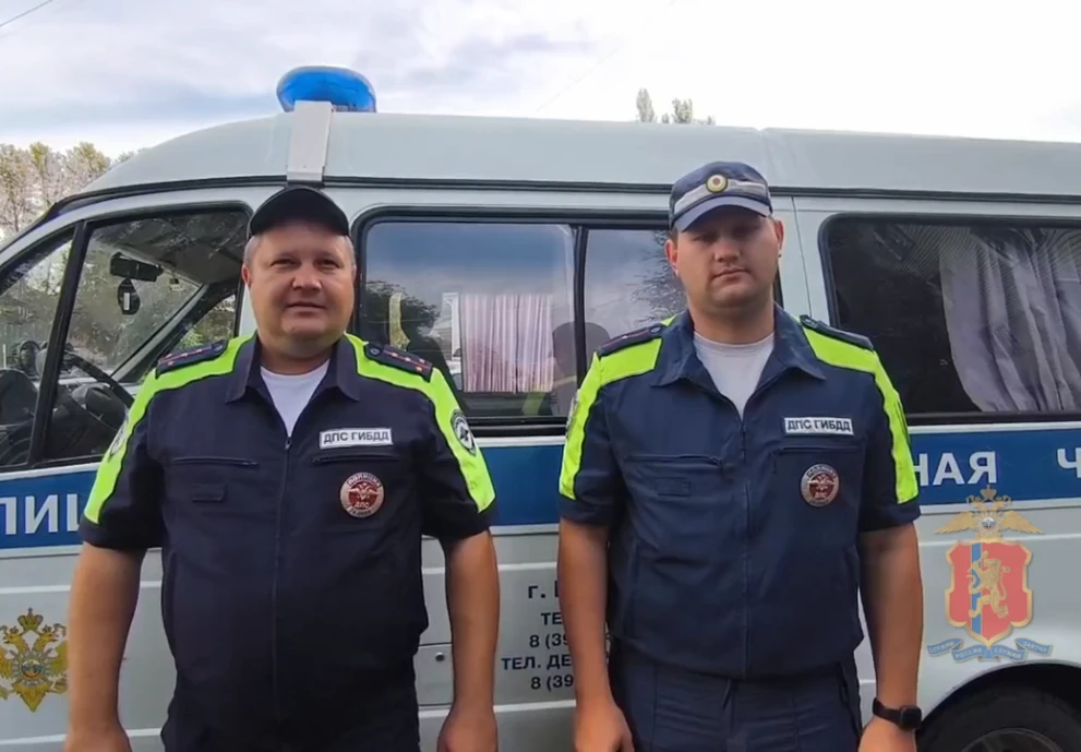 Автоинспекторы Красноярском крае спасли женщину и ее питомцев из горящего дома 