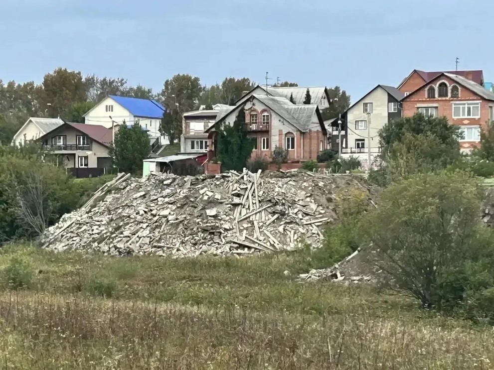 В Красноярском крае ненужным бетоном захламили огород