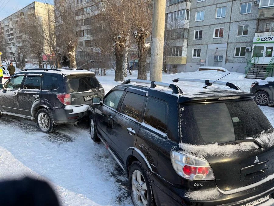 В Омске из-за резкого ухудшения здоровья устроил аварию и скончался пожилой водитель