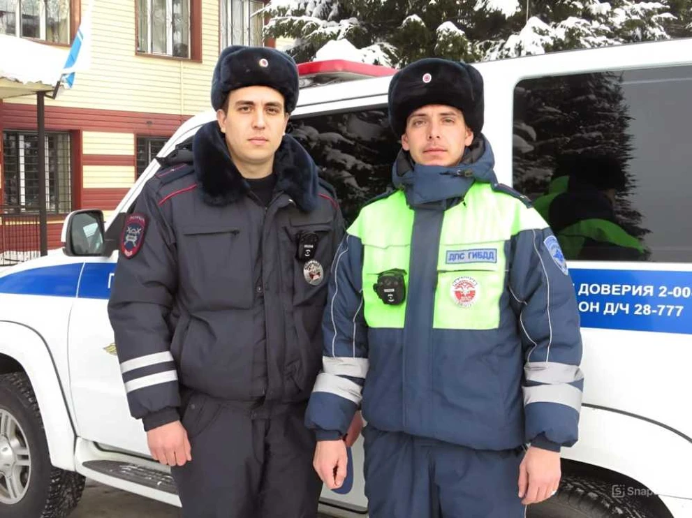 В Республике Алтай инспекторы ДПС спасли женщину с судорожным приступом  