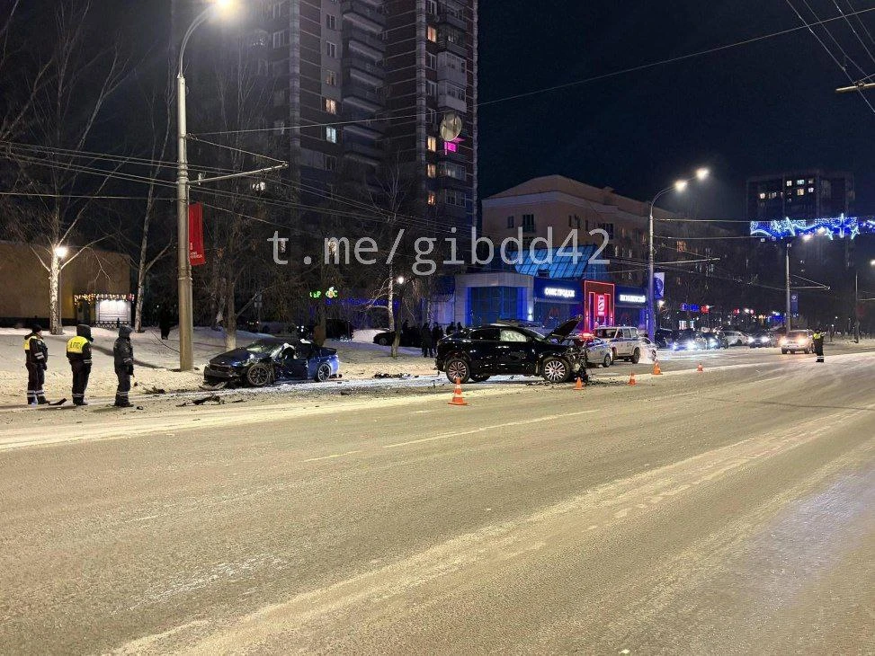 Четыре человека ранены в лобовом ДТП в Новокузнецке