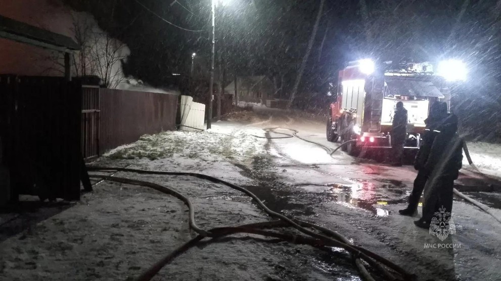 В Красноярском крае на пожаре в бане под обрушившейся крышей погиб человек