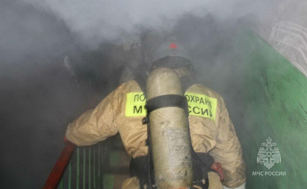 В Хакасии из горящего дома эвакуировали 19 человек