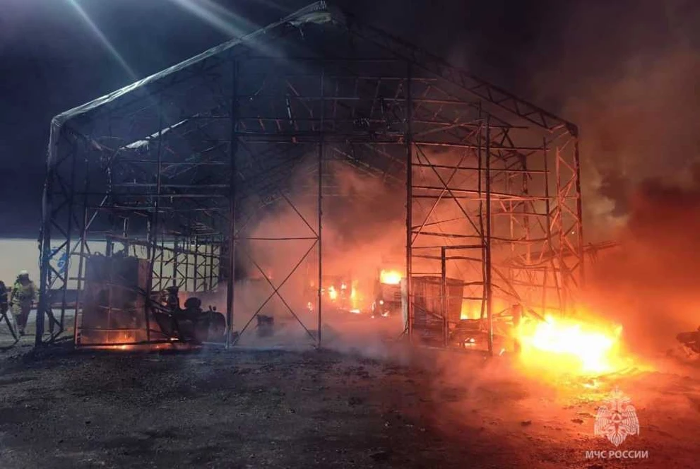 В Красноярске пожарные ликвидировали крупный пожар в гаражном обществе