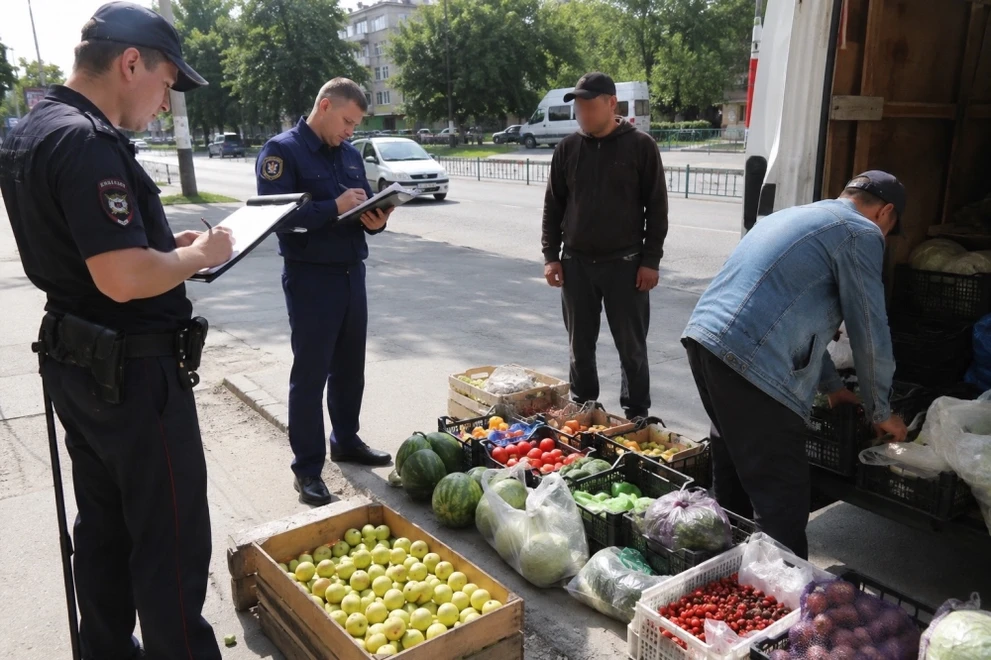 В Новосибирске у незаконных торговцев изъяли 40 кг фруктов и овощей