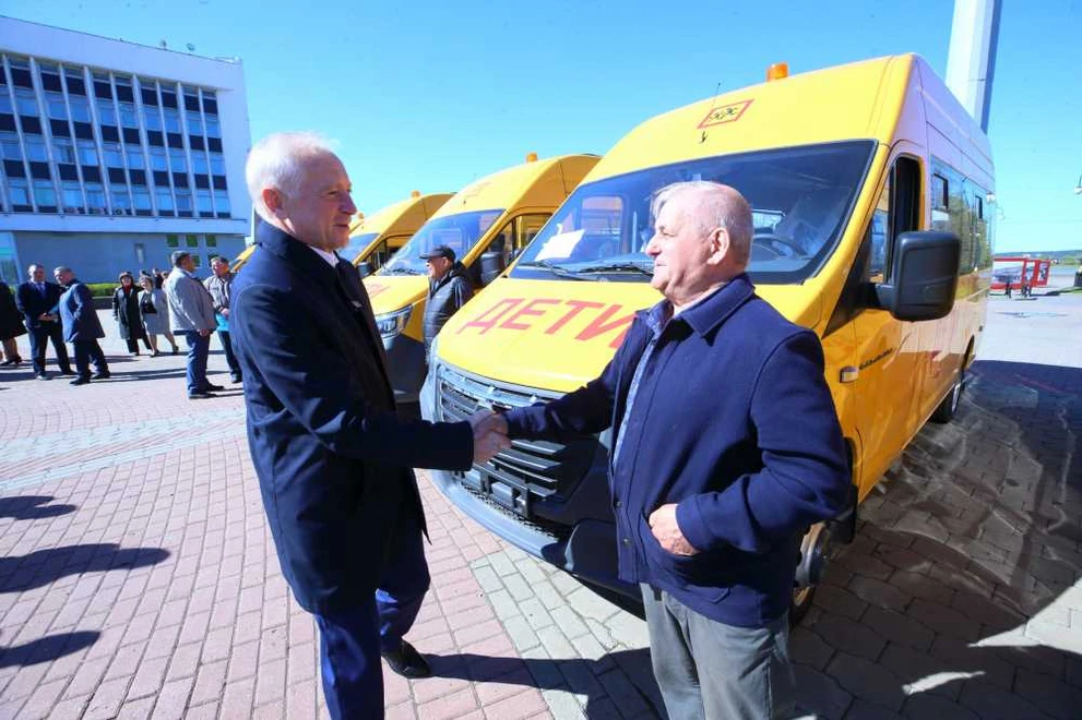 Губернатор Томской области вручил ключи от новых школьных автобусов