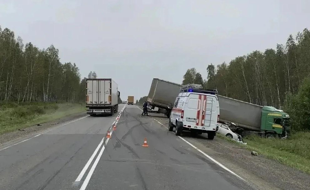 В Красноярском крае на федеральной трассе в ДТП погибли водитель и пассажир