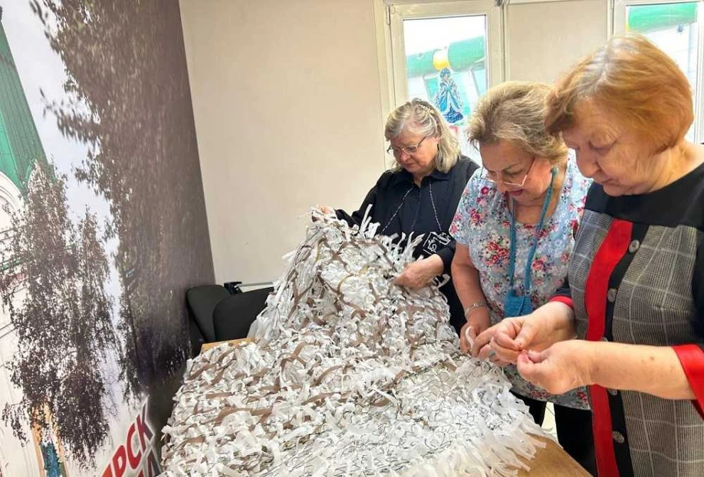 Волонтёры из Красноярска сплели более 3000 изделий в зону СВО