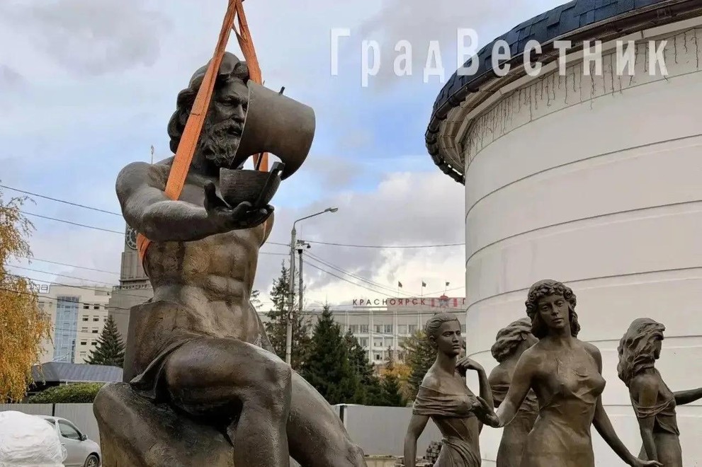 Скульптуры «Реки Сибири» вернулись на Театральную площадь в Красноярске