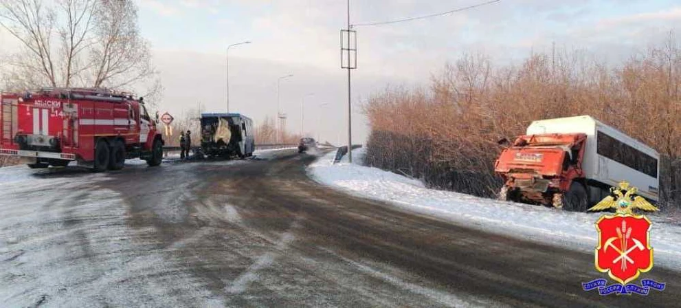 В Кузбассе водитель автобуса погиб после встречи с «КамАЗом»