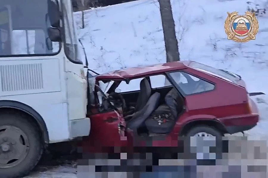 В Иркутской области в лобовом столкновении с автобусом погиб водитель «девятки»