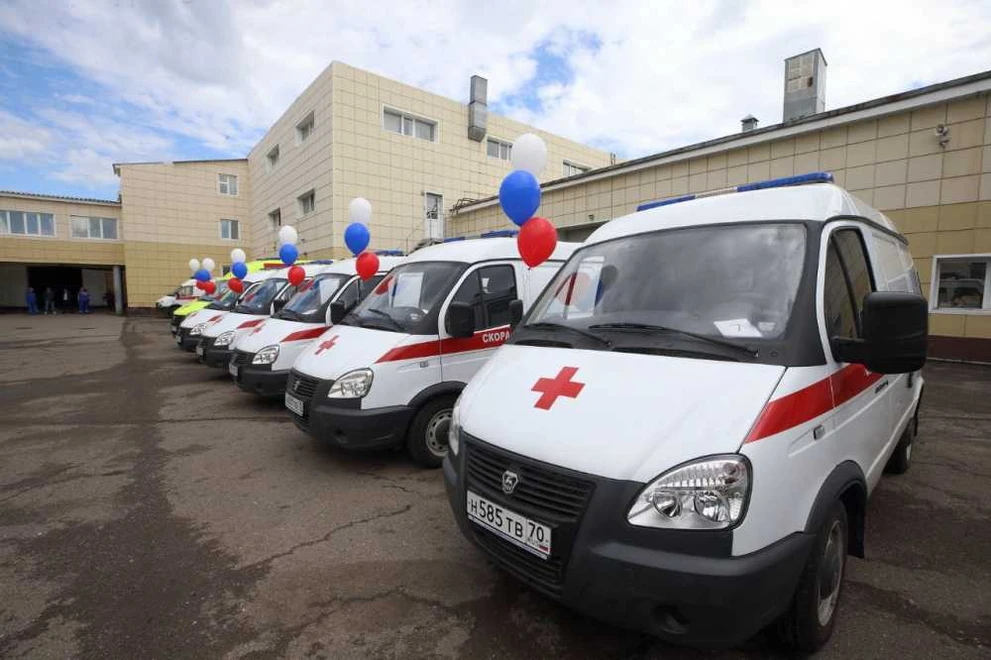 В Томске вручили ключи от восьми новых машин скорой помощи