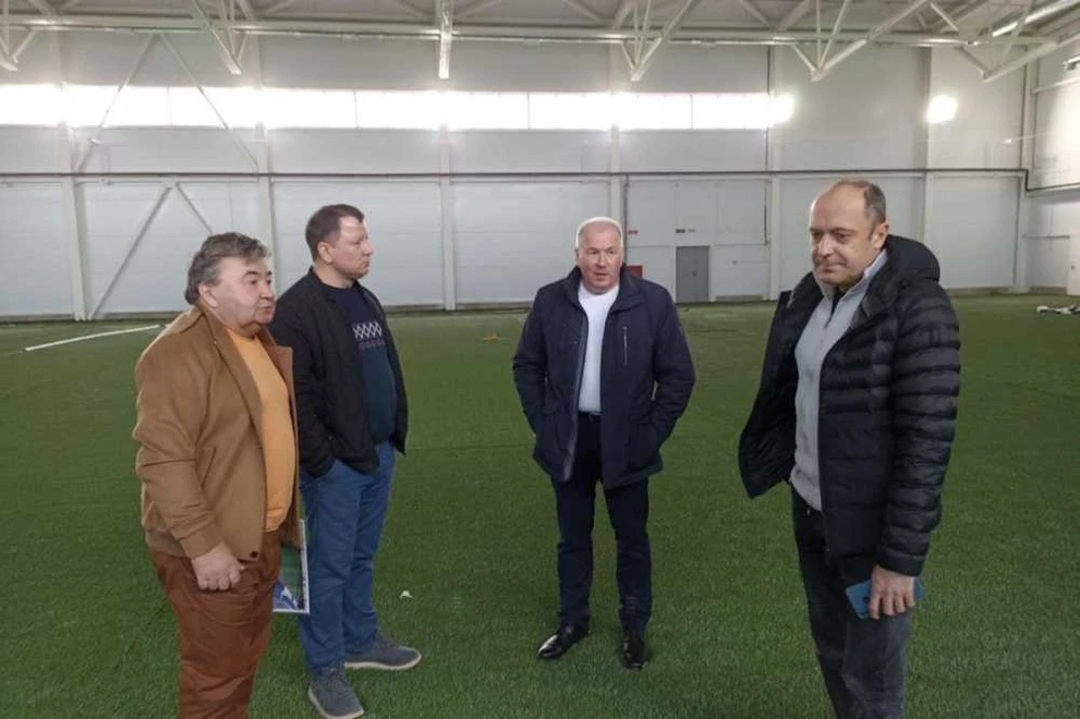 Партийцы проверили строительство футбольного крытого манежа в Красноярске