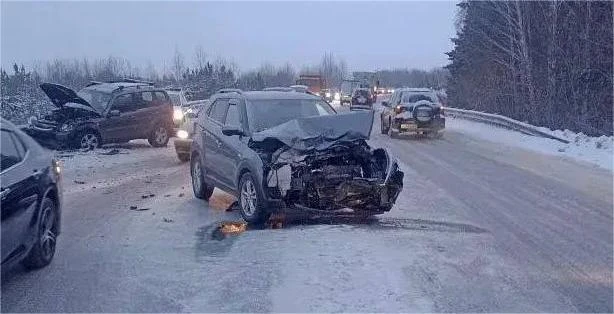 В Томской области произошла жёсткая авария с участием двух легковушек