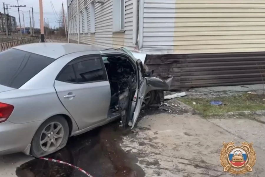 В Иркутской области женщина за рулём автомобиля въехала в дом и погибла