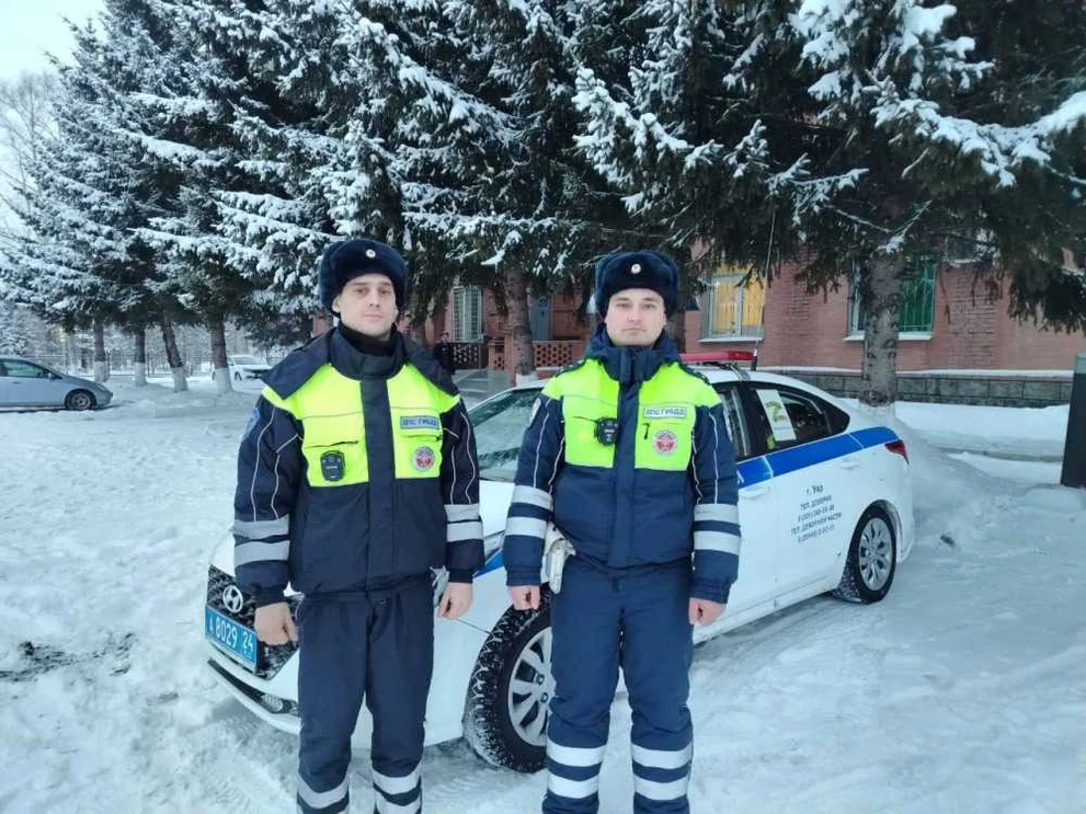 В Красноярском крае госавтоинспекторы помогли рыбакам вытащить авто из снега