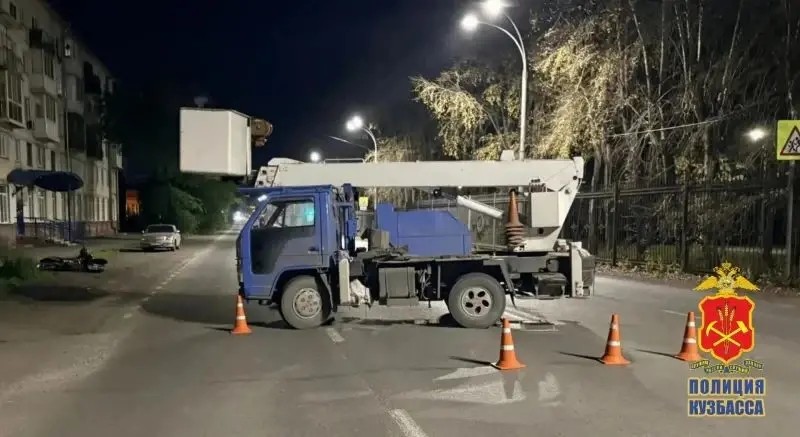 В Кемерове подросток на питбайке попал в ДТП с грузовиком