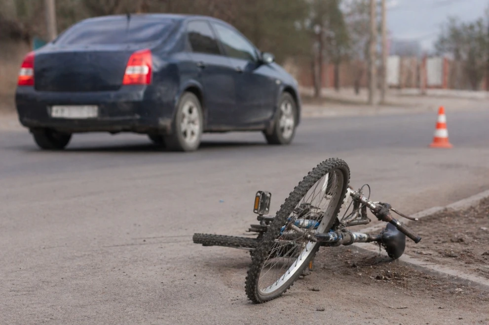 В Республике Алтай велосипедисты выехали на дорогу и попали под машину