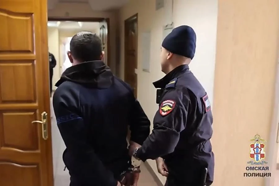 В Омске рецидивистам, напавшим на инвалида, суд дал на время следствия запрет определённых действий и домашний арест