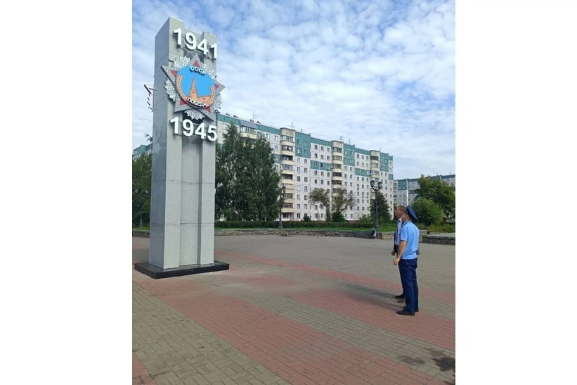 В Новосибирске лишь через 4 месяца после Дня Победы отремонтировали памятную стелу