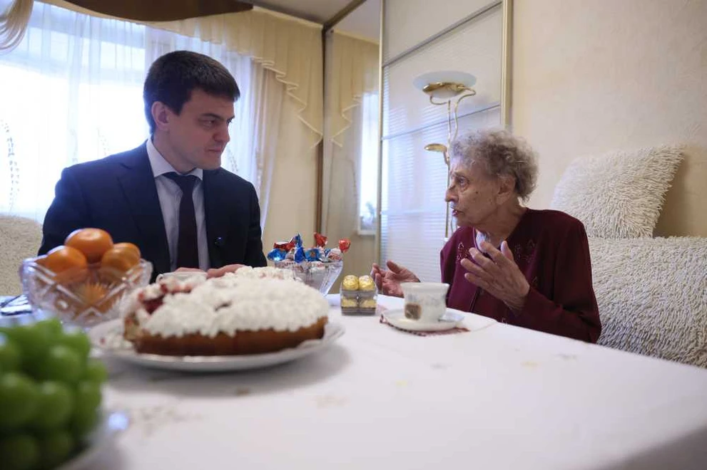 Михаил Котюков поздравил со 100-летнием ветерана ВОВ из Красноярска 