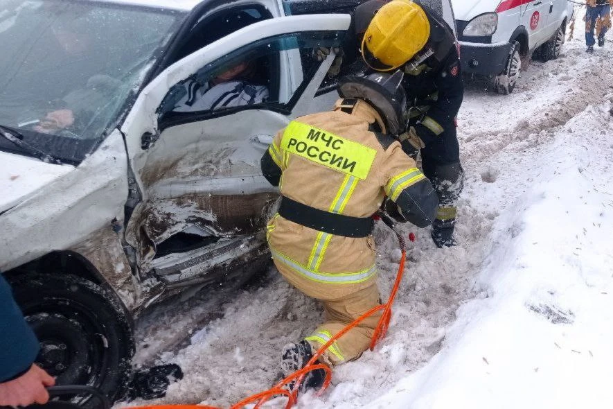 В Омске пострадавшего в ДТП пришлось вызволять специалистам МЧС