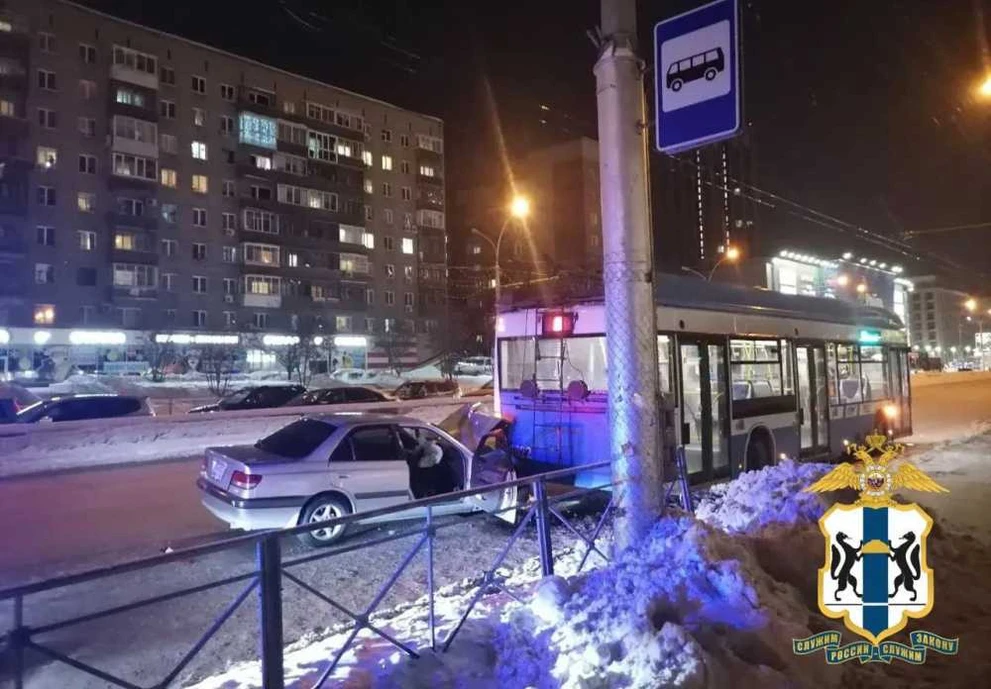 В Новосибирске лишенный прав водитель устроил ДТП с троллейбусом