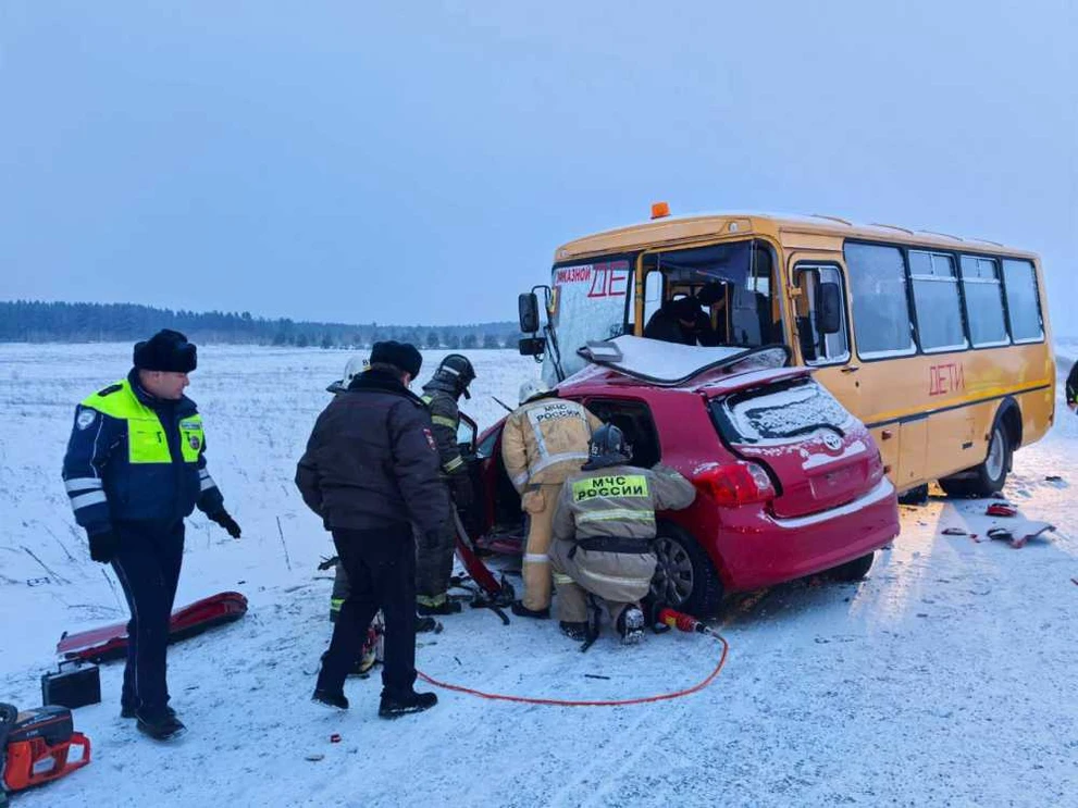 В Красноярском крае произошло ДТП с участием школьного автобуса и легкового авто 