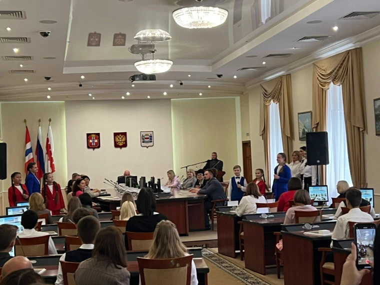 Более 2,5 тысяч подростков 14-18 лет были трудоустроены минувшим летом в Омске