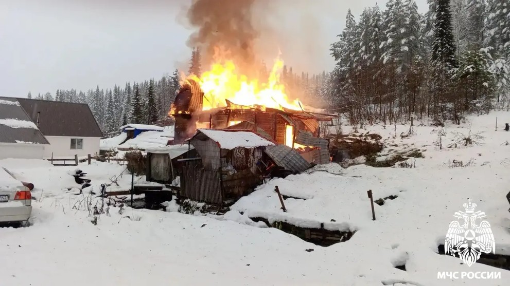 Двое детей погибли при пожаре в частном доме в Кузбассе